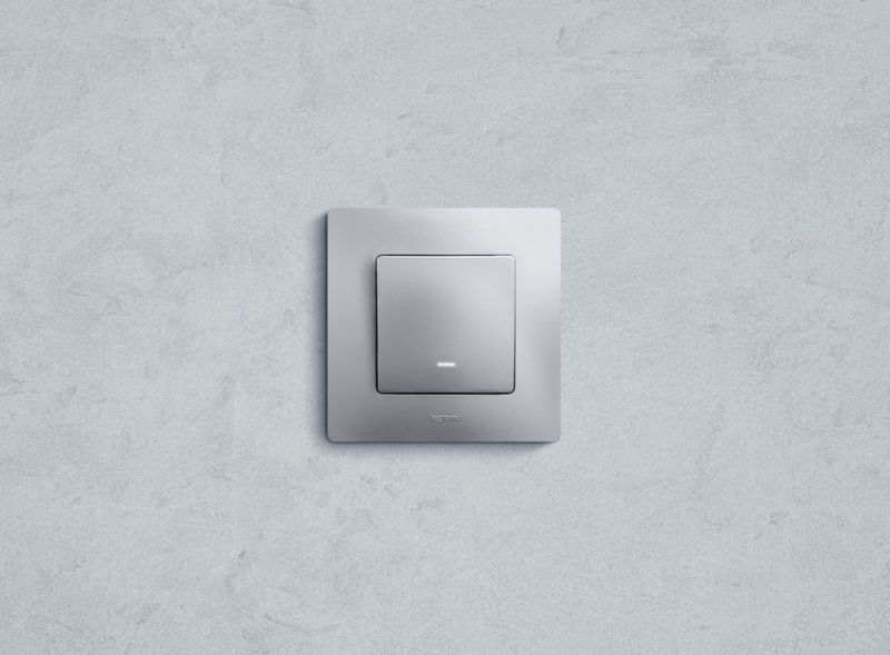  Выключатель 1-кл. СП Etika 10А IP20 250В 10AX с подсветкой/индикацией безвинтов. зажимы механизм алюм. IEK 672403 фото в каталоге от BTSprom.by