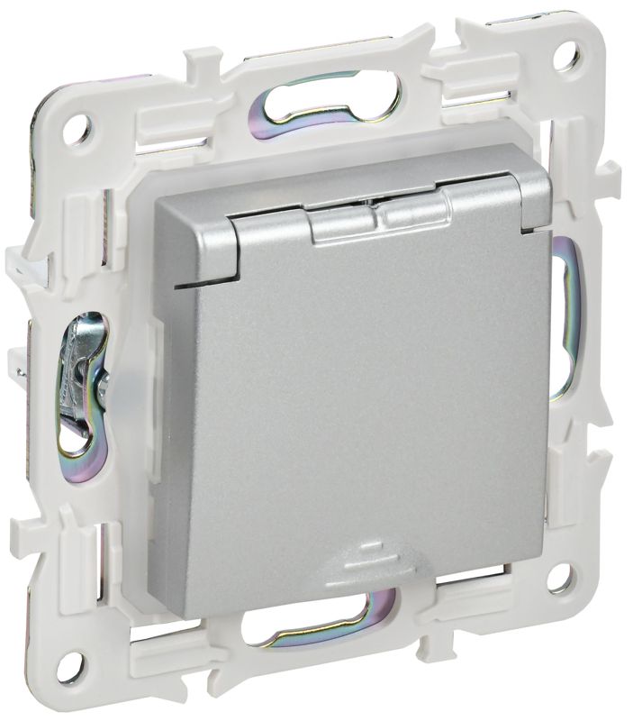 розетка 1-м skandy 16а ip44 с заземл. защ. шторки с крышкой sk-r11s серебр. iek sk-r16-16-44-k23 от BTSprom.by