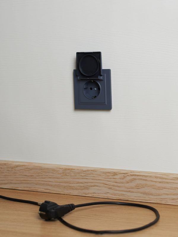  Розетка BRITE РСбш10-3-44-БрМ 16А IP44 с заземл. защ. шторки с крышкой механизм маренго IEK BR-R16-16-44-K35 фото в каталоге от BTSprom.by