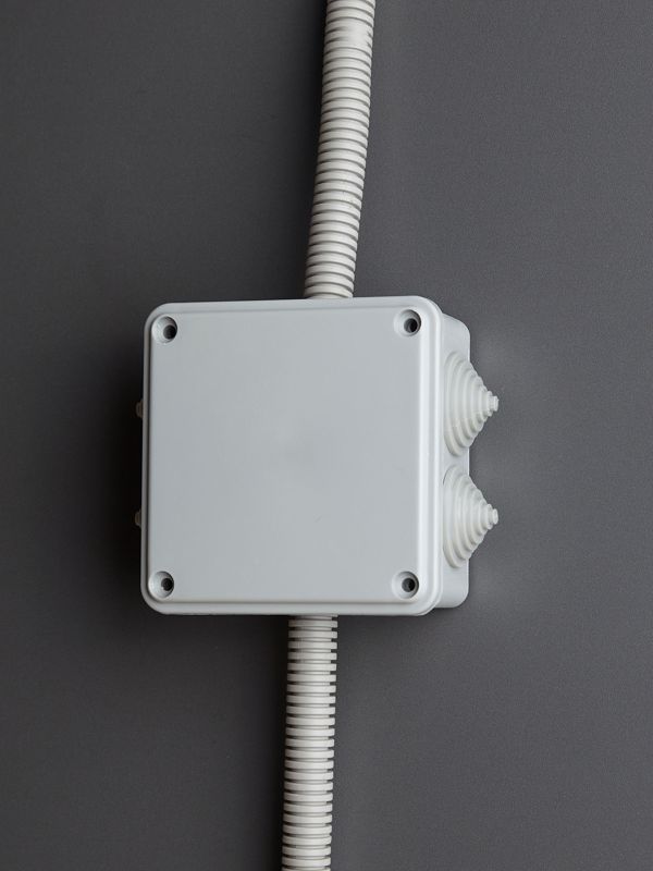  Коробка распаячная ОП КМ 100х100х45 IP44 6 вводов (RAL7035) IEK UKO11-100-100-045-K41-44 фото в каталоге от BTSprom.by