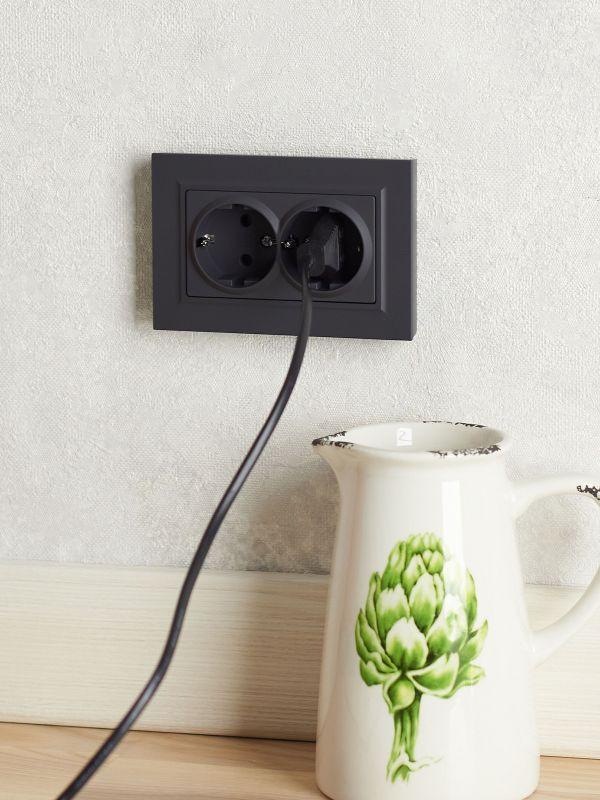  Розетка 2-м СП BRITE РСш12-3-БрГ 16А в сборе с заземл. защ. шторки графит IEK BR-R24-16-K53-F фото в каталоге от BTSprom.by