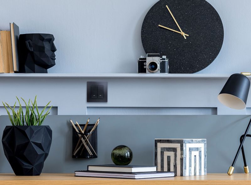  Выключатель 2-кл. СП Etika 10А IP20 250В 10AX с подсветкой/индикацией авт. зажимы механизм антрацит IEK 672604 фото в каталоге от BTSprom.by