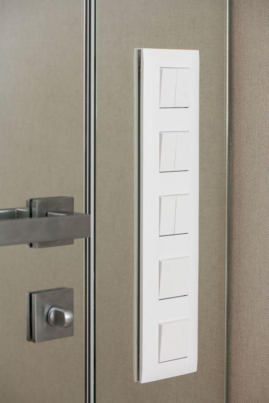  Выключатель перекрестный 2-кл. SKANDY 10А SK-V06W арктич. бел. IEK SK-V23-0-10-K01 фото в каталоге от BTSprom.by