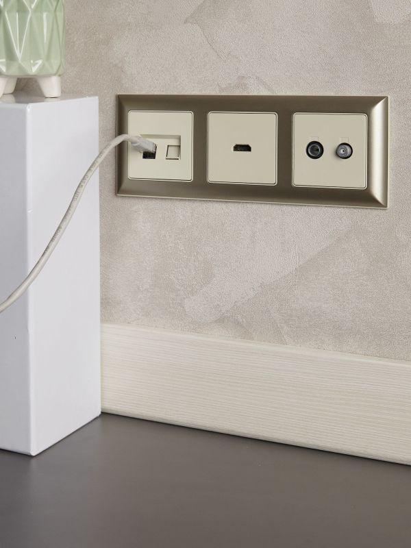  Рамка 3-м BRITE РУ-3-Бр беж./шампань IEK BR-M32-12-3-K10 фото в каталоге от BTSprom.by