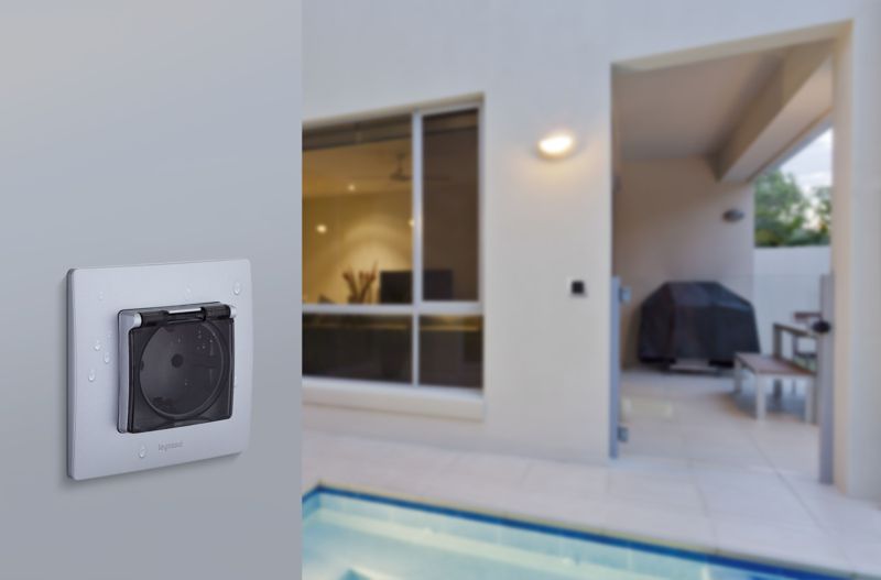  Розетка 1-м СП Etika 16А IP44 250В с заземл. со шторками с защ. крышкой безвинтов. зажимы алюм. IEK 672426 фото в каталоге от BTSprom.by