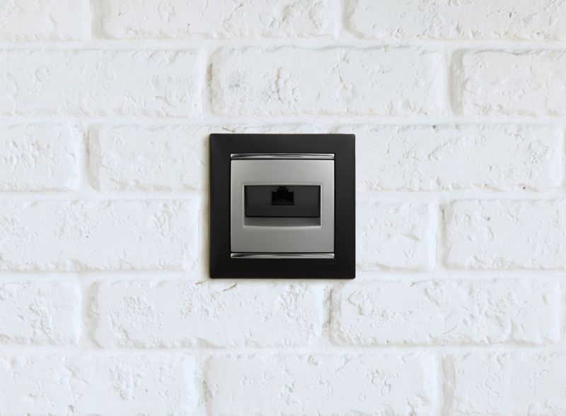  Розетка компьютерная 1-м СП Valena RJ45 кат.6 UTP на захватах механизм алюм. IEK 770246 фото в каталоге от BTSprom.by