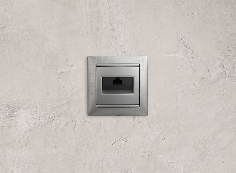  Розетка компьютерная 1-м СП Valena RJ45 кат.6 UTP на захватах механизм алюм. IEK 770246 фото в каталоге от BTSprom.by