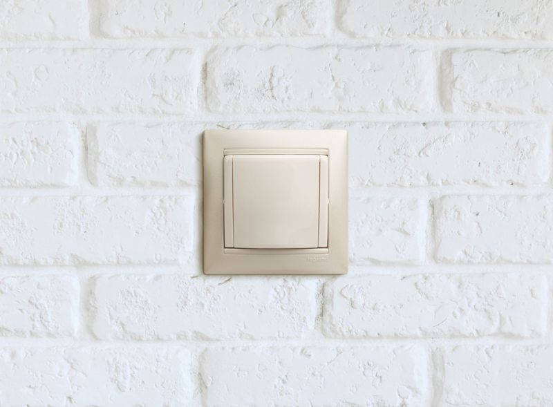  Розетка 1-м СП Valena 16А IP21 2P+E с заземл. защ. шторки с крышкой винты механизм бел. IEK 774422 фото в каталоге от BTSprom.by