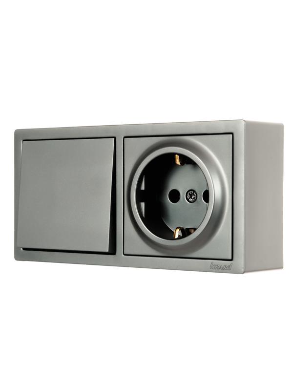  Блок ОП LETO (1-кл. выключатель + 1-м розетка с заземл.) горизонт. платина LEZARD 752-3500-170BAP фото в каталоге от BTSprom.by