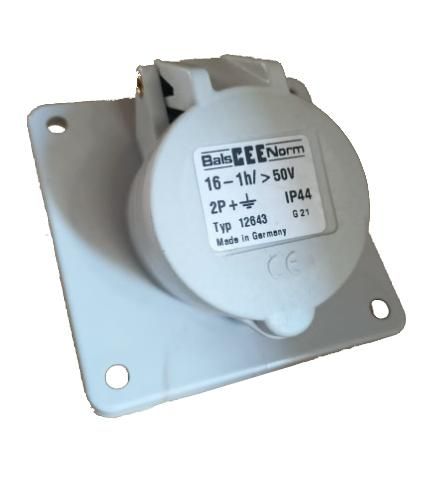розетка встраиваемая 16а 3п 2p+pe 1ч 50в ip44 наклонная 85х85 bals 12643 от BTSprom.by